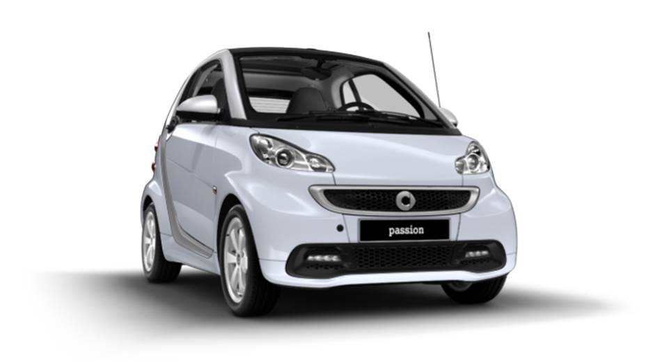 O smart fortwo é vendido como um compacto de luxo no Brasil, e custa R$ 72.000 na versão Passion Coupe. Nos EUA, a mesma configuração sai por R$ 46.163 (US$ 14.930).