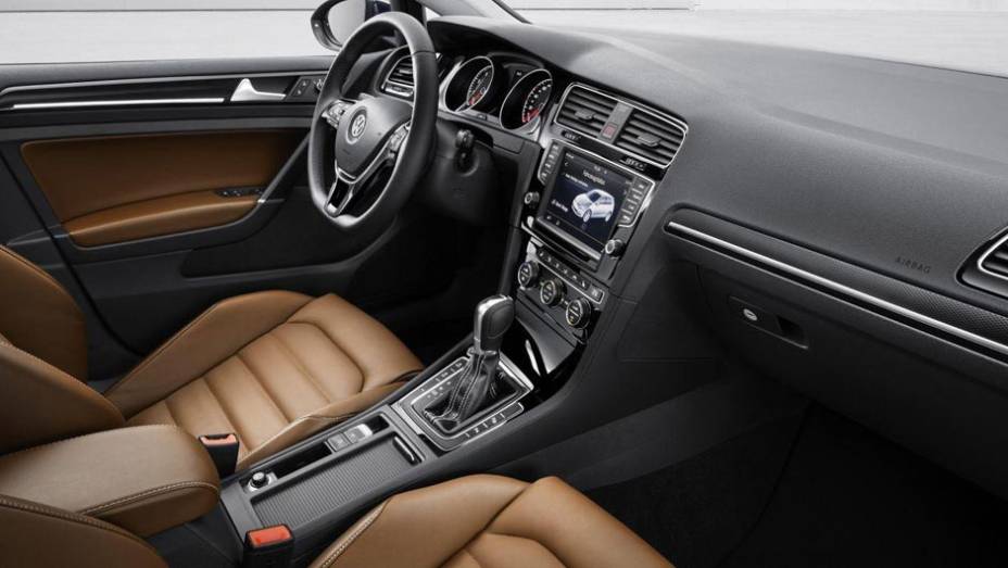 Segundo a Volkswagen, o interior do novo Golf recebeu uma nova seleção de materiais com qualidade superior | <a href="https://preprod.quatrorodas.abril.com.br/saloes/paris/2012/golf-chega-setima-geracao-702391.shtml" rel="migration">Leia mais</a>