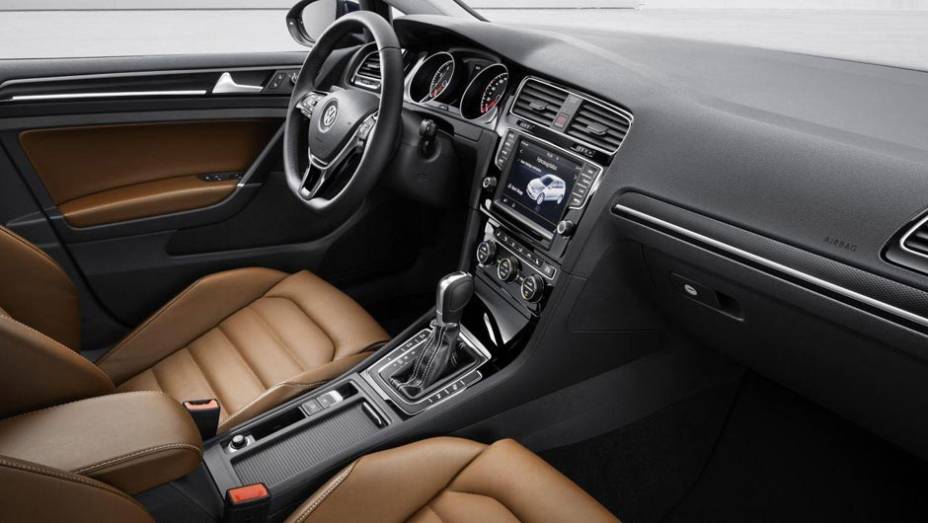 Segundo a Volkswagen, o interior do novo Golf recebeu uma nova sele&ccedil;&atilde;o de materiais com qualidade superior | <a href="https://preprod.quatrorodas.abril.com.br/saloes/paris/2012/golf-chega-setima-geracao-702391.shtml" rel="migration">Leia mais</a>