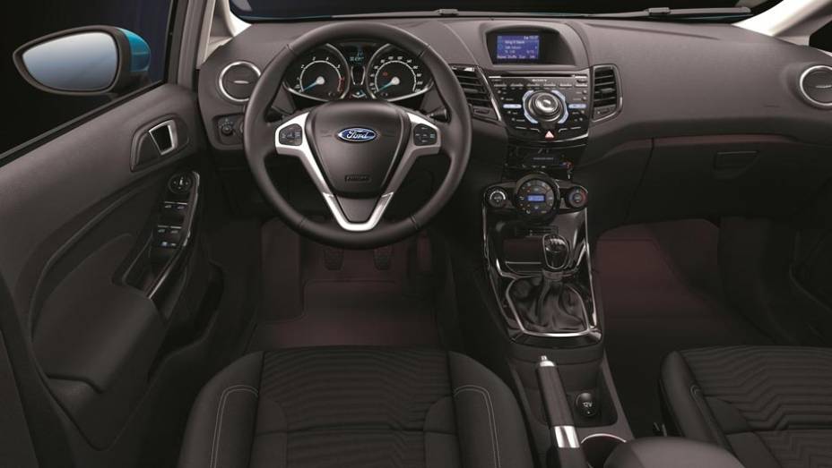 Em termos de tecnologia, o Fiesta 2013 conta com o sistema Ford SYNC, com o qual os ocupantes utilizam comandos de voz para acionar fun&ccedil;&otilde;es de r&aacute;dio e telefone. | <a href="https://preprod.quatrorodas.abril.com.br/salao-do-automovel/2012/carros/fiesta-704046.shtml" rel="migration"></a>