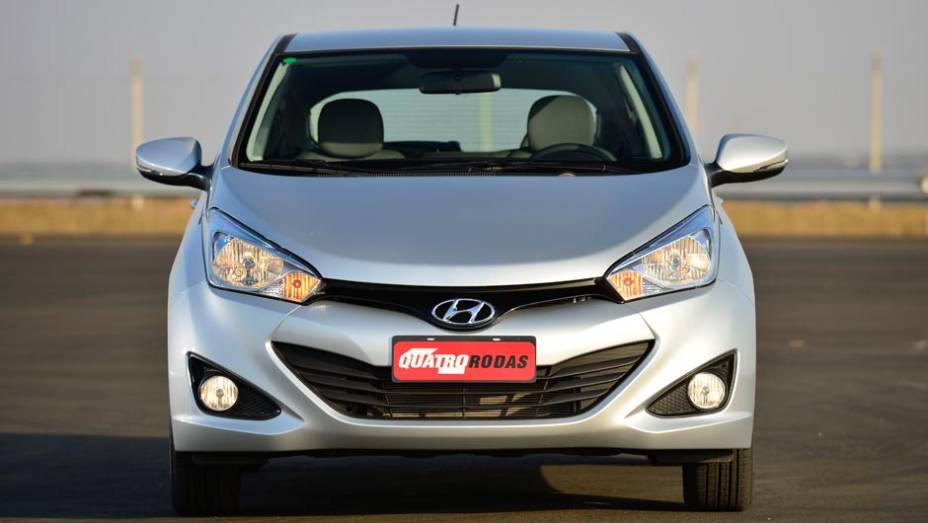 A vers&atilde;o b&aacute;sica inclui, de s&eacute;rie, ar-condicionado, dire&ccedil;&atilde;o hidr&aacute;ulica e airbag duplo | <a href="https://preprod.quatrorodas.abril.com.br/noticias/fabricantes/todas-especificacoes-hyundai-hb20-701531.shtml" target="_blank" rel="migration">Confira todas as informa&ccedil;&otilde;es do modelo aq</a>