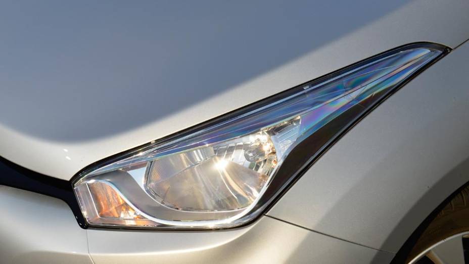 Lanterna alongada chama aten&ccedil;&atilde;o no modelo | <a href="https://preprod.quatrorodas.abril.com.br/noticias/fabricantes/todas-especificacoes-hyundai-hb20-701531.shtml" target="_blank" rel="migration">Confira todas as informa&ccedil;&otilde;es do modelo aqui</a>