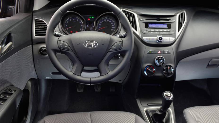 Interior do HB20 agrada: há bom espaço para os ocupantes e o acabamento é refinado | <a href="https://preprod.quatrorodas.abril.com.br/noticias/fabricantes/todas-especificacoes-hyundai-hb20-701531.shtml" target="_blank" rel="migration">Confira todas as informações do modelo aqui</a>