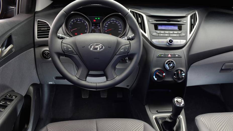 Interior do HB20 agrada: h&aacute; bom espa&ccedil;o para os ocupantes e o acabamento &eacute; refinado | <a href="https://preprod.quatrorodas.abril.com.br/noticias/fabricantes/todas-especificacoes-hyundai-hb20-701531.shtml" target="_blank" rel="migration">Confira todas as informa&ccedil;&otilde;es do modelo aqui</a>