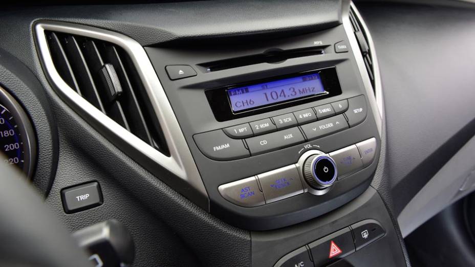 Sistema de som integrado ao painel cria um ambiente moderno e luxuoso | <a href="https://preprod.quatrorodas.abril.com.br/noticias/fabricantes/todas-especificacoes-hyundai-hb20-701531.shtml" target="_blank" rel="migration">Confira todas as informa&ccedil;&otilde;es do modelo aqui</a>