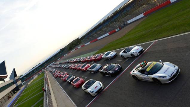 Encontro foi realizado no circuito de Silverstone | <a href="https://preprod.quatrorodas.abril.com.br/noticias/fabricantes/ferrari-consegue-reunir-964-modelos-marca-silverstone-702287.shtml" rel="migration">Leia mais</a> Encontro foi realizado no circuito de Silverstone | <a href="https://preprod.quatrorodas.abril.com.br/noticias/fabricantes/ferrari-consegue-reunir-964-modelos-marca-silverstone-702287.shtml" rel="migration">Leia mais</a>