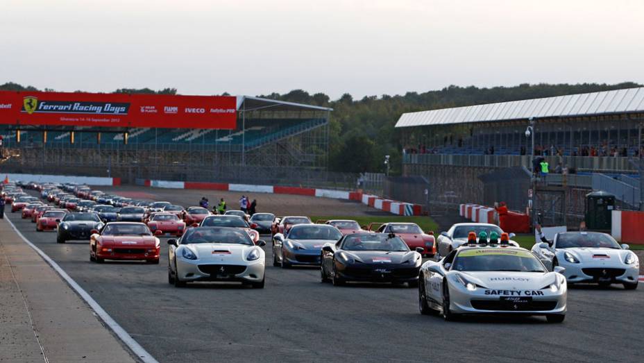 964 Ferraris foram reunidas no evento | <a href="https://preprod.quatrorodas.abril.com.br/noticias/fabricantes/ferrari-consegue-reunir-964-modelos-marca-silverstone-702287.shtml" rel="migration">Leia mais</a>