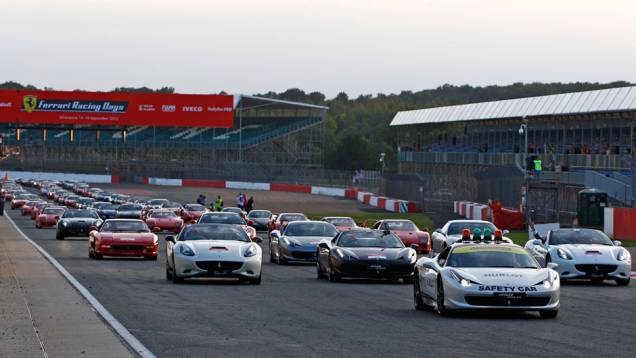 964 Ferraris foram reunidas no evento | <a href="https://preprod.quatrorodas.abril.com.br/noticias/fabricantes/ferrari-consegue-reunir-964-modelos-marca-silverstone-702287.shtml" rel="migration">Leia mais</a> 964 Ferraris foram reunidas no evento | <a href="https://preprod.quatrorodas.abril.com.br/noticias/fabricantes/ferrari-consegue-reunir-964-modelos-marca-silverstone-702287.shtml" rel="migration">Leia mais</a>