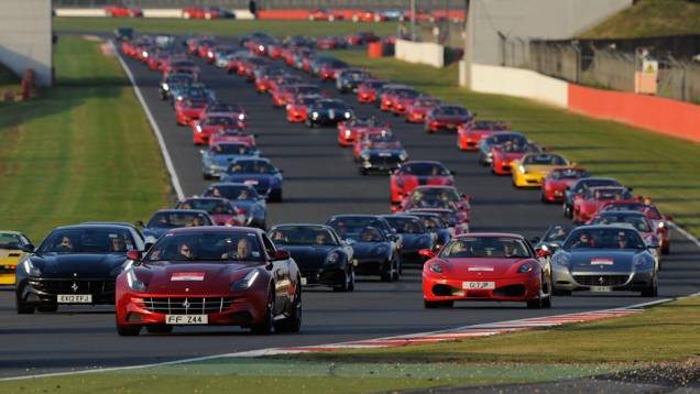 Marca conseguiu bater recorde de 2008 | <a href="https://preprod.quatrorodas.abril.com.br/noticias/fabricantes/ferrari-consegue-reunir-964-modelos-marca-silverstone-702287.shtml" rel="migration">Leia mais</a> Marca conseguiu bater recorde de 2008 | <a href="https://preprod.quatrorodas.abril.com.br/noticias/fabricantes/ferrari-consegue-reunir-964-modelos-marca-silverstone-702287.shtml" rel="migration">Leia mais</a>