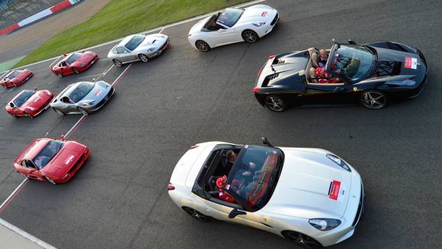 Felipe Massa pilotou uma Ferrari 458 Spider | <a href="https://preprod.quatrorodas.abril.com.br/noticias/fabricantes/ferrari-consegue-reunir-964-modelos-marca-silverstone-702287.shtml" rel="migration">Leia mais</a> Felipe Massa pilotou uma Ferrari 458 Spider | <a href="https://preprod.quatrorodas.abril.com.br/noticias/fabricantes/ferrari-consegue-reunir-964-modelos-marca-silverstone-702287.shtml" rel="migration">Leia mais</a>