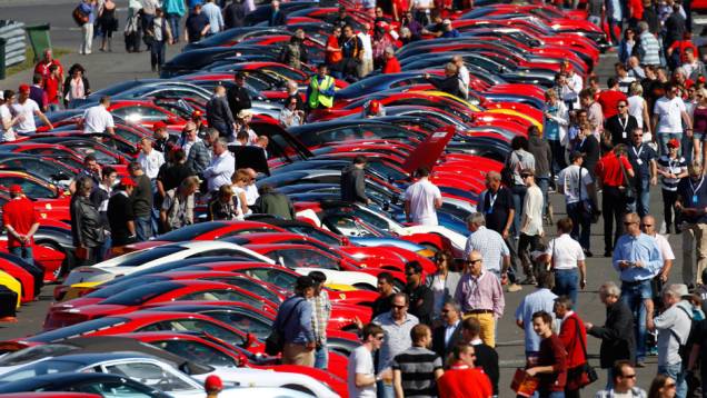 Ferrari doou cerca de R$ 16,00 por cada carro que foi ao evento à fundação BEN | <a href="https://preprod.quatrorodas.abril.com.br/noticias/fabricantes/ferrari-consegue-reunir-964-modelos-marca-silverstone-702287.shtml" rel="migration">Leia mais</a> Ferrari doou cerca de R$ 16,00 por cada carro que foi ao evento à fundação BEN | <a href="https://preprod.quatrorodas.abril.com.br/noticias/fabricantes/ferrari-consegue-reunir-964-modelos-marca-silverstone-702287.shtml" rel="migration">Leia mais</a>