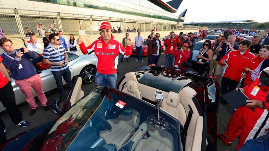 O piloto Felipe Massa liderou o encontro em Silverstone | <a href="https://preprod.quatrorodas.abril.com.br/noticias/fabricantes/ferrari-consegue-reunir-964-modelos-marca-silverstone-702287.shtml" rel="migration">Leia mais</a>