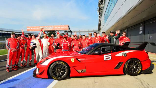 Feito entrará para o Livro dos Recordes | <a href="https://preprod.quatrorodas.abril.com.br/noticias/fabricantes/ferrari-consegue-reunir-964-modelos-marca-silverstone-702287.shtml" rel="migration">Leia mais</a> Feito entrará para o Livro dos Recordes | <a href="https://preprod.quatrorodas.abril.com.br/noticias/fabricantes/ferrari-consegue-reunir-964-modelos-marca-silverstone-702287.shtml" rel="migration">Leia mais</a>
