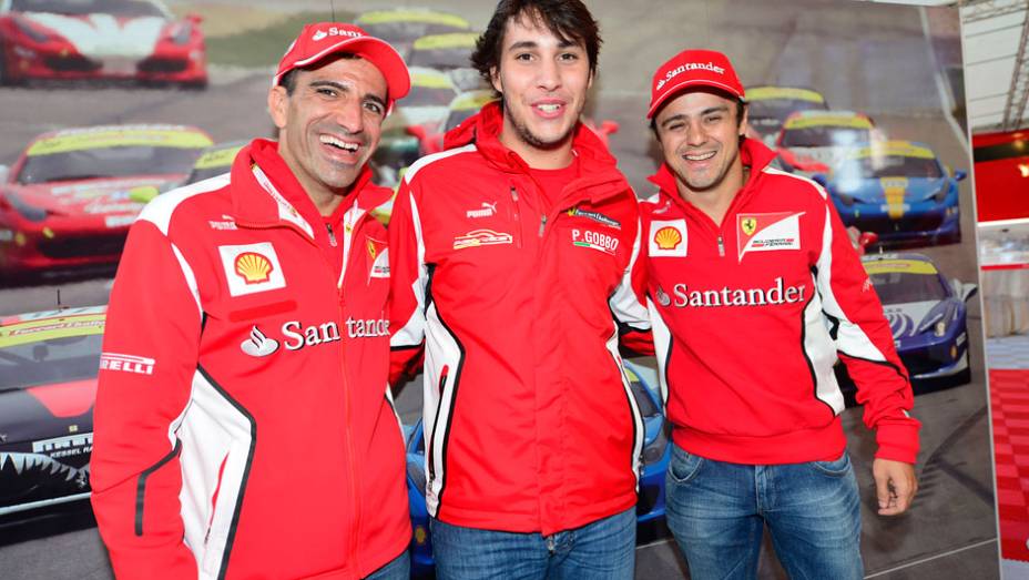 Marc Gené, Patrick Gobbo e Felipe Massa comemoram feito | <a href="https://preprod.quatrorodas.abril.com.br/noticias/fabricantes/ferrari-consegue-reunir-964-modelos-marca-silverstone-702287.shtml" rel="migration">Leia mais</a>