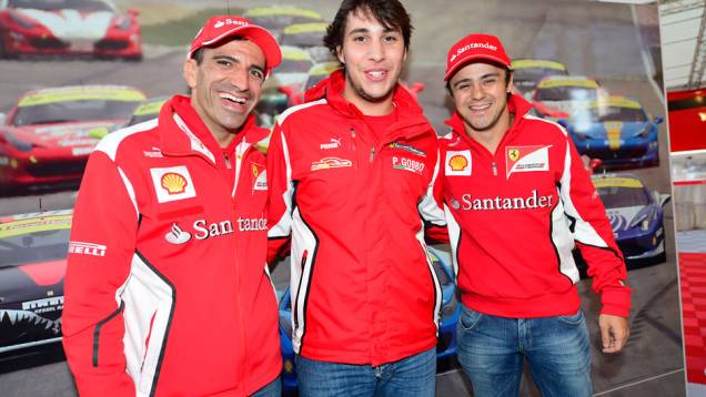 Marc Gené, Patrick Gobbo e Felipe Massa comemoram feito | <a href="https://preprod.quatrorodas.abril.com.br/noticias/fabricantes/ferrari-consegue-reunir-964-modelos-marca-silverstone-702287.shtml" rel="migration">Leia mais</a> Marc Gené, Patrick Gobbo e Felipe Massa comemoram feito | <a href="https://preprod.quatrorodas.abril.com.br/noticias/fabricantes/ferrari-consegue-reunir-964-modelos-marca-silverstone-702287.shtml" rel="migration">Leia mais</a>