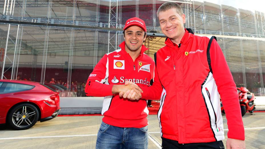 Felipe Massa e Antonello Coletta se cumprimentam | <a href="https://preprod.quatrorodas.abril.com.br/noticias/fabricantes/ferrari-consegue-reunir-964-modelos-marca-silverstone-702287.shtml" rel="migration">Leia mais</a>