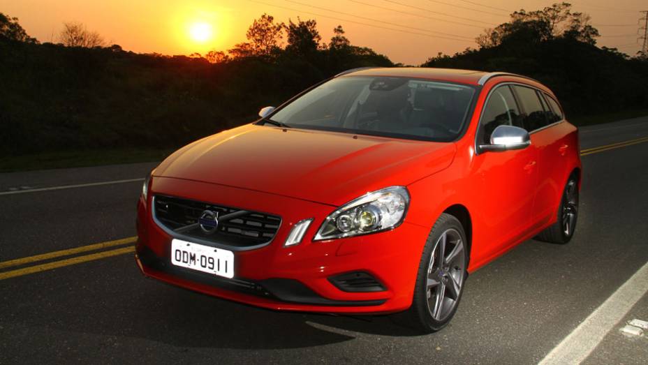 Volvo iniciou as vendas da V60 Sportwagon no Brasil | <a href="https://preprod.quatrorodas.abril.com.br/noticias/mercado/volvo-v60-parte-r-130-900-702452.shtml" target="_blank" rel="migration">Leia mais</a>