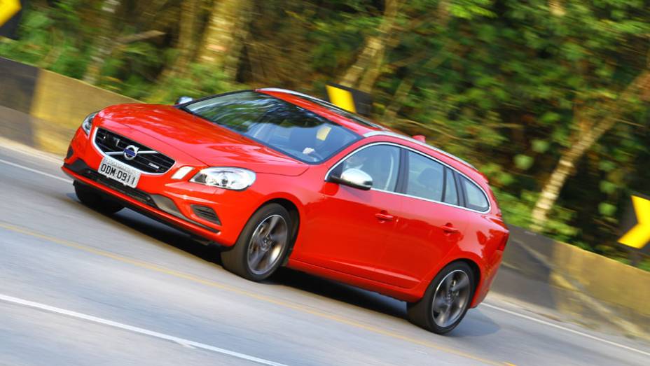 Modelo ser&aacute; vendido nas vers&otilde;es T5 Comfor R-Design, T5 Dynamic R-Design e T6 R-Design | <a href="https://preprod.quatrorodas.abril.com.br/noticias/mercado/volvo-v60-parte-r-130-900-702452.shtml" target="_blank" rel="migration">Leia mais</a>
