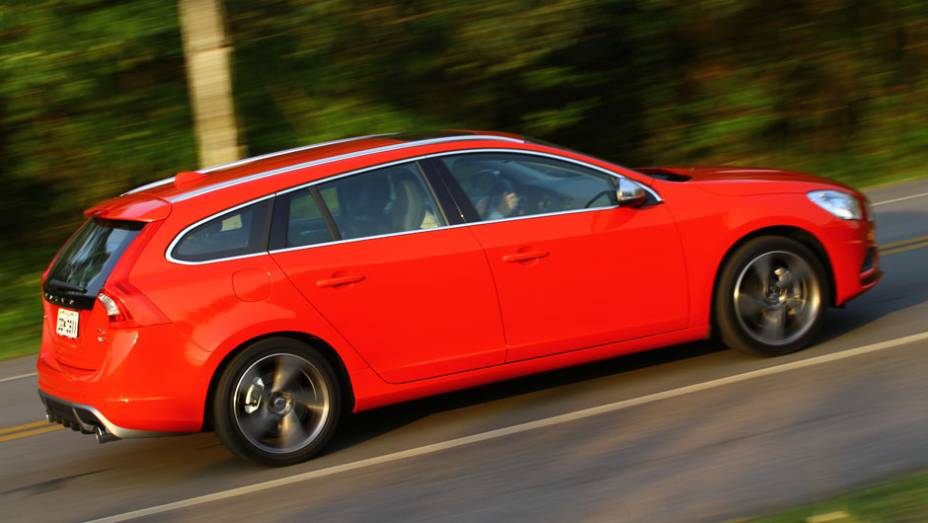 Vers&otilde;es de entrada e intermedi&aacute;ria usam motor 2.0 turbo de 240 cv. J&aacute; a configura&ccedil;&atilde;o topo de linha umsa um 3.0 6 cilindros turbo de 304 cv | <a href="https://preprod.quatrorodas.abril.com.br/noticias/mercado/volvo-v60-parte-r-130-900-702452.shtml" target="_blank" rel="migration">Lei</a>