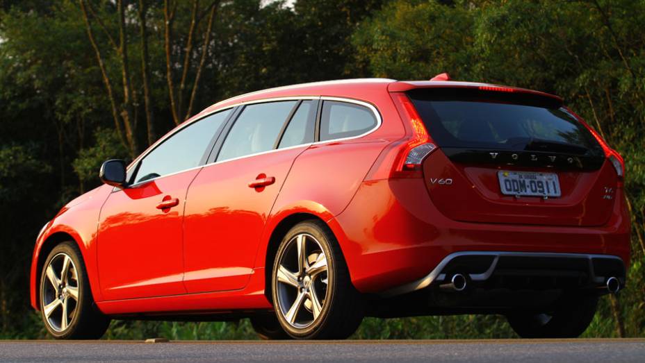 As duas configura&ccedil;&otilde;es T5 aceleram aos 100 km/h em 8s1 e atingem a velocidade m&aacute;xima de 250 km/h, segundo a Volvo. Vertente T6 cumpre a acelera&ccedil;&atilde;o em 6s2 e s&oacute; para de acelerar ao atingir 250 km/h tamb&eacute;m | <a href="https://preprod.quatrorodas.abril.com.br/noticias/m" rel="migration"></a>