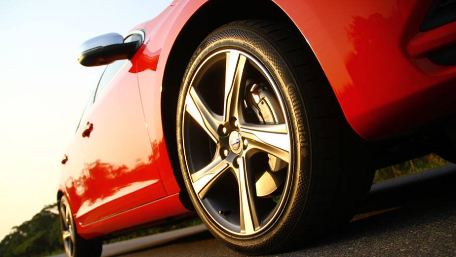 Kit R-Design aplica na Sportswagon rodas de aro 18", suspens&atilde;o mais firme, adere&ccedil;os visuais ao redor da carroceria, ponteiras de escape esportivas, entre outros | <a href="https://preprod.quatrorodas.abril.com.br/noticias/mercado/volvo-v60-parte-r-130-900-702452." rel="migration"></a>