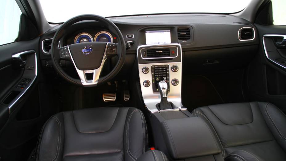interior do Volvo V60 &eacute; s&oacute;brio | <a href="https://preprod.quatrorodas.abril.com.br/noticias/mercado/volvo-v60-parte-r-130-900-702452.shtml" target="_blank" rel="migration">Leia mais</a>