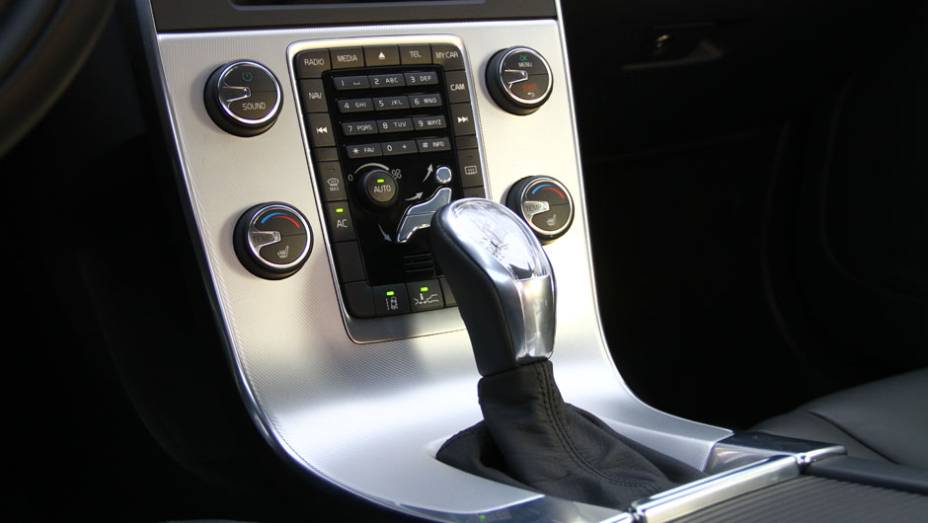 Todas as vers&otilde;es utilizam c&acirc;mbio autom&aacute;tico de seis marchas | <a href="https://preprod.quatrorodas.abril.com.br/noticias/mercado/volvo-v60-parte-r-130-900-702452.shtml" target="_blank" rel="migration">Leia mais</a>