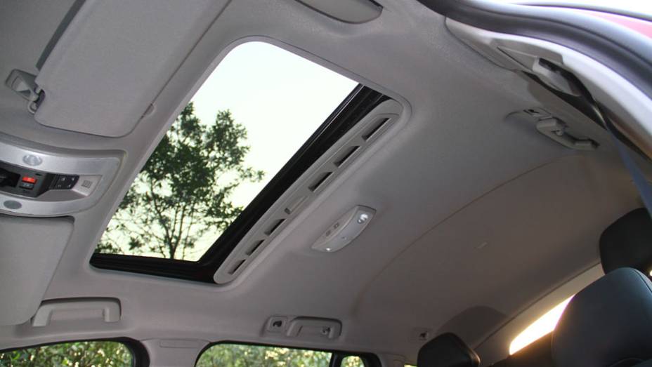 Teto solar &eacute; item de s&eacute;rie nas vers&otilde;es intermedi&aacute;ria e topo de linha | <a href="https://preprod.quatrorodas.abril.com.br/noticias/mercado/volvo-v60-parte-r-130-900-702452.shtml" target="_blank" rel="migration">Leia mais</a>