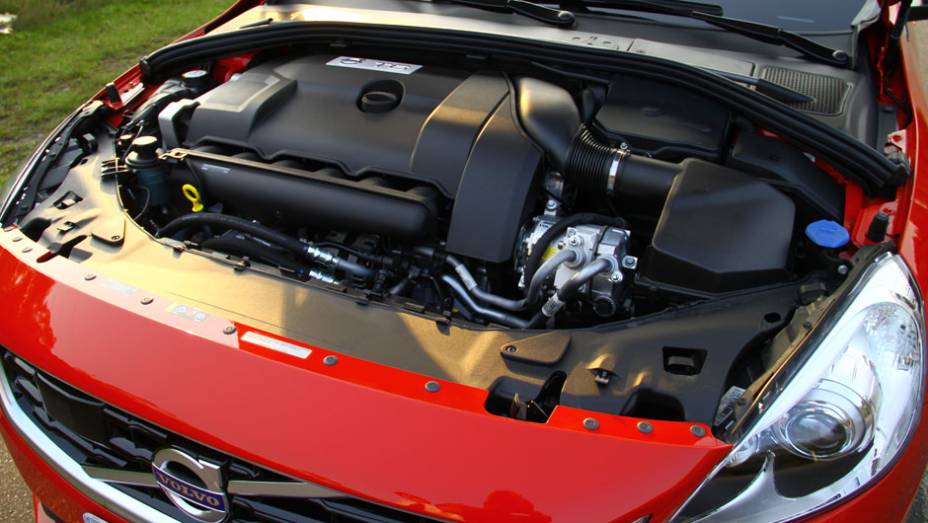 Marca n&atilde;o divulga dados de consumo de combust&iacute;vel | <a href="https://preprod.quatrorodas.abril.com.br/noticias/mercado/volvo-v60-parte-r-130-900-702452.shtml" target="_blank" rel="migration">Leia mais</a>