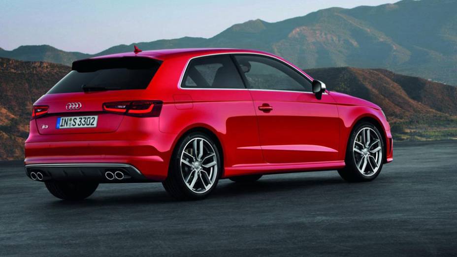 Al&eacute;m das rodas de aro 18" e emblemas da vers&atilde;o esportiva, modelo contra com duas ponteiras duplas e escape | <a href="%20https://preprod.quatrorodas.abril.com.br/saloes/paris/2012/audi-s3-702744.shtml" rel="migration">Leia mais</a>