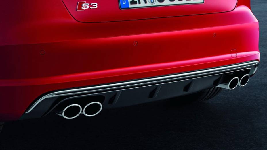 P&aacute;ra-choques traseiro conta com um pequeno defletor | <a href="https://preprod.quatrorodas.abril.com.br/saloes/paris/2012/audi-s3-702744.shtml" rel="migration">Leia mais</a>