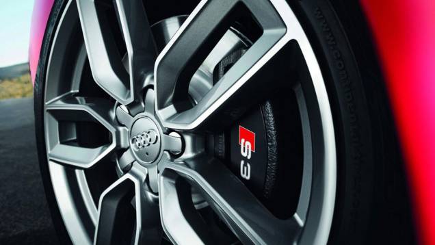 Configuração conta com freios maiores para conter o rendimento elevado do motor | <a href="%20https://preprod.quatrorodas.abril.com.br/saloes/paris/2012/audi-s3-702744.shtml" rel="migration">Leia mais</a> Configuração conta com freios maiores para conter o rendimento elevado do motor | <a href="%20https://preprod.quatrorodas.abril.com.br/saloes/paris/2012/audi-s3-702744.shtml" rel="migration">Leia mais</a>