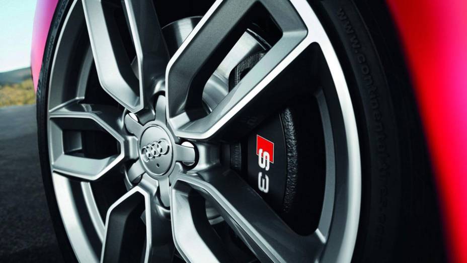 Configura&ccedil;&atilde;o conta com freios maiores para conter o rendimento elevado do motor | <a href="%20https://preprod.quatrorodas.abril.com.br/saloes/paris/2012/audi-s3-702744.shtml" rel="migration">Leia mais</a>