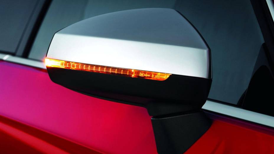 Al&eacute;m das luzes de indica&ccedil;&atilde;o de mudan&ccedil;a de dire&ccedil;&atilde;o, espelho retrovisores usam capa de alum&iacute;nio | <a href="%20https://preprod.quatrorodas.abril.com.br/saloes/paris/2012/audi-s3-702744.shtml" rel="migration">Leia mais</a>