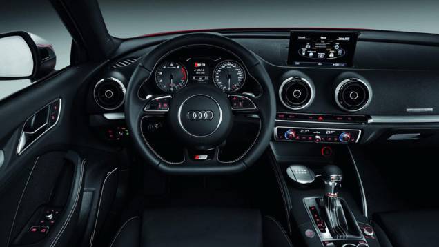 Interior tem acabamento de alto nível | <a href="https://preprod.quatrorodas.abril.com.br/saloes/paris/2012/audi-s3-702744.shtml" rel="migration">Leia mais</a> Interior tem acabamento de alto nível | <a href="https://preprod.quatrorodas.abril.com.br/saloes/paris/2012/audi-s3-702744.shtml" rel="migration">Leia mais</a>