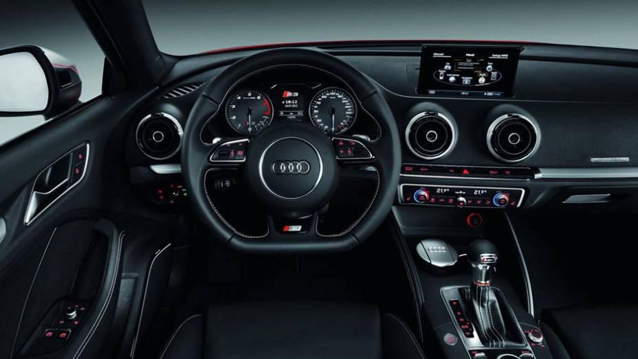 Interior tem acabamento de alto n&iacute;vel | <a href="https://preprod.quatrorodas.abril.com.br/saloes/paris/2012/audi-s3-702744.shtml" rel="migration">Leia mais</a>