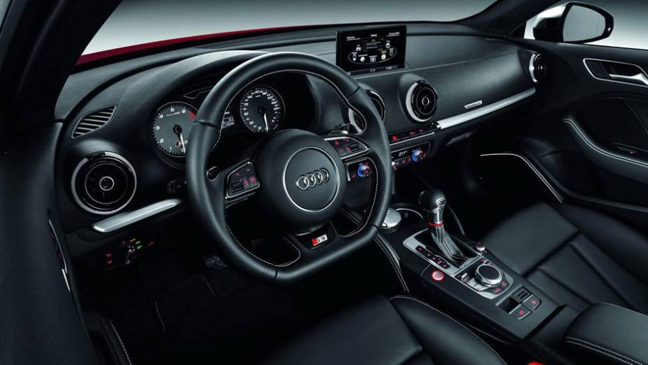 Volante com base reta inspira esportividade | <a href="https://preprod.quatrorodas.abril.com.br/saloes/paris/2012/audi-s3-702744.shtml" rel="migration">Leia mais</a>