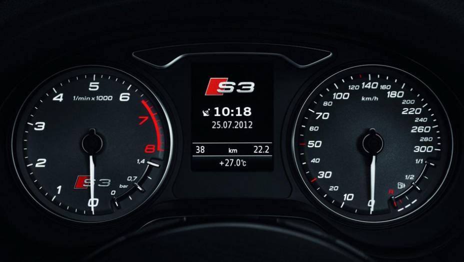 No painel de instrumentos h&aacute; indicador de press&atilde;o do turbo | <a href="https://preprod.quatrorodas.abril.com.br/saloes/paris/2012/audi-s3-702744.shtml" rel="migration">Leia mais</a>