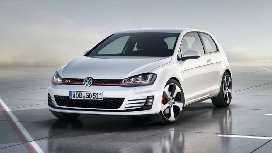 Outra versão mostrada foi a GTI. | <a href="https://preprod.quatrorodas.abril.com.br/saloes/paris/2012/golf-chega-setima-geracao-702391.shtml" rel="migration">Leia mais</a>