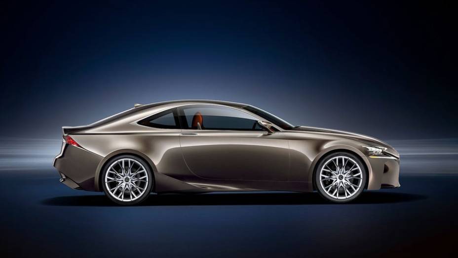 Sob o cap&ocirc;, o Lexus LF-CC tem motoriza&ccedil;&atilde;o h&iacute;brida. Um dos motores &eacute; 2.5 a gasolina, trabalhando ao lado de uma unidade el&eacute;trica. | <a href="%20https://preprod.quatrorodas.abril.com.br/saloes/paris/2012/lexus-lf-cc-702448.shtml" rel="migration">Leia mais</a>