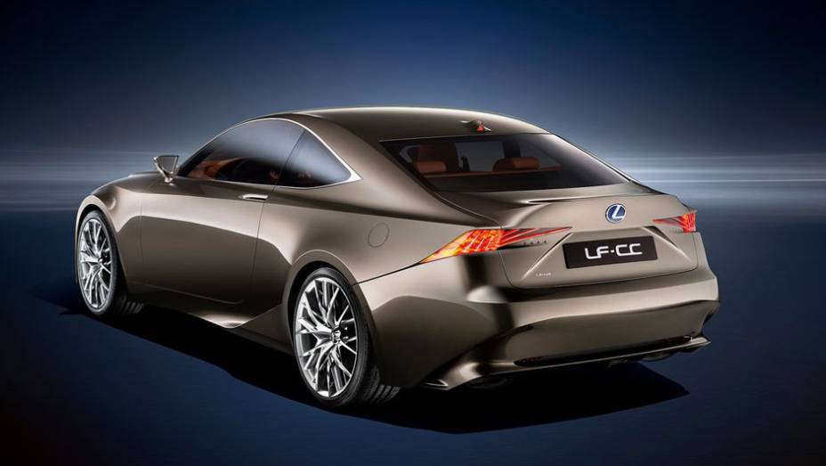 A traseira &eacute; encorpada, com brakelights integrados &agrave; antena. | <a href="https://preprod.quatrorodas.abril.com.br/saloes/paris/2012/lexus-lf-cc-702448.shtml" rel="migration">Leia mais</a>