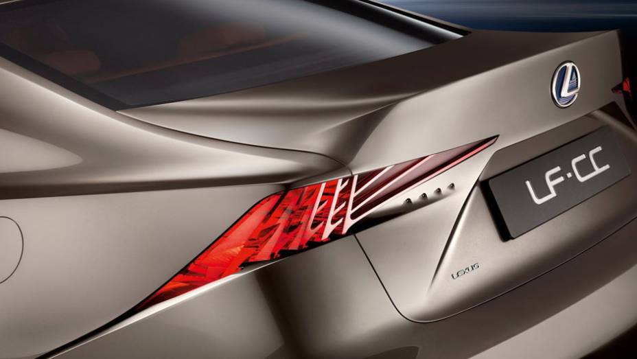 Internamente, a grande novidade &eacute; a divis&atilde;o do painel em duas zonas distintas, chamadas Display e Operation. | <a href="%20https://preprod.quatrorodas.abril.com.br/saloes/paris/2012/lexus-lf-cc-702448.shtml" rel="migration">Leia mais</a>