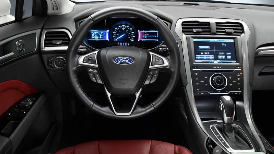 Alguns dos itens disponíveis no novo Mondeo na Europa são o sistema MyFord Touch e teto solar panorâmico. | <a href="%20https://preprod.quatrorodas.abril.com.br/saloes/paris/2012/ford-mondeo-702566.shtml" rel="migration">Leia mais</a>