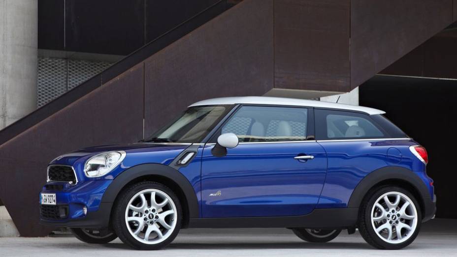 O carro &eacute; um Sport Activity Coupe e oferece amplo espa&ccedil;o interno para quatro ocupantes. | <a href="https://preprod.quatrorodas.abril.com.br/salao-do-automovel/2012/carros/paceman-703966.shtml" rel="migration">Leia mais</a>