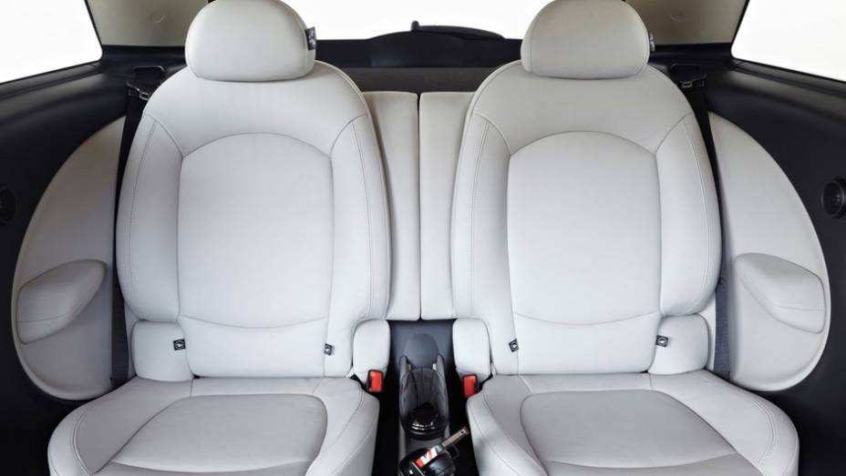 Entre os opcionais para o modelo est&atilde;o o c&acirc;mbio autom&aacute;tico de seis marchas, o sistema de tra&ccedil;&atilde;o integral ALL4l, al&eacute;m de rodas aro 18" e 19". | <a href="https://preprod.quatrorodas.abril.com.br/salao-do-automovel/2012/carros/paceman-703966.shtml" rel="migration">Leia mais</a>