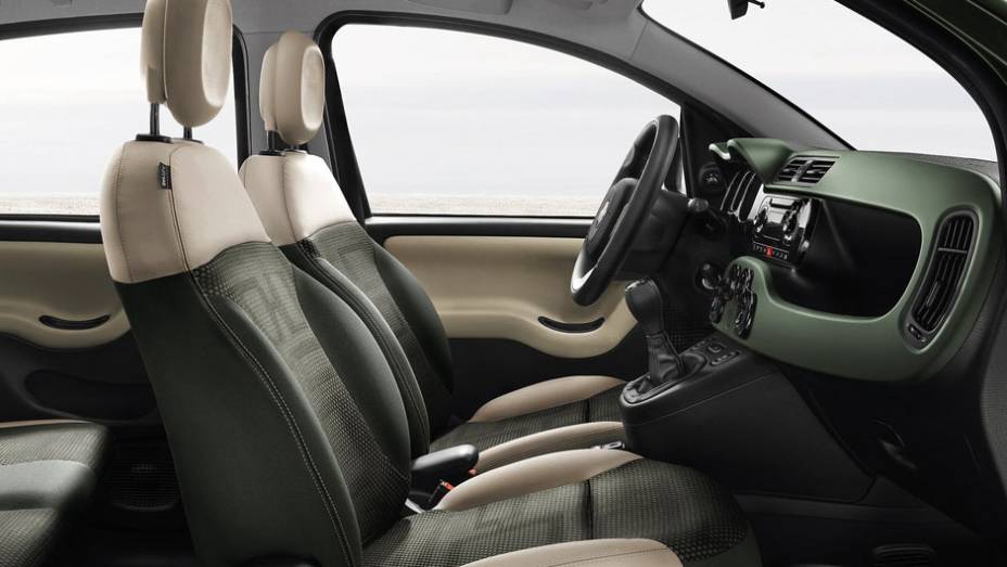 O interior traz revestimento exclusivo em três opções de cores e apliques em couro ecológico. | <a href="%20https://preprod.quatrorodas.abril.com.br/saloes/paris/2012/fiat-panda-4x4-702561.shtml" rel="migration">Leia mais</a>