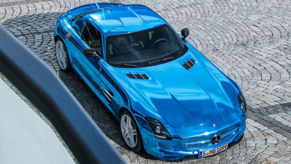 A Mercedes-Benz trouxe uma surpresa ao Salão de Paris de 2012. Trata-se do SLS Electric Drive | <a href="%20https://preprod.quatrorodas.abril.com.br/saloes/paris/2012/mercedes-benz-sls-electric-drive-703458.shtml" rel="migration">Leia mais</a>