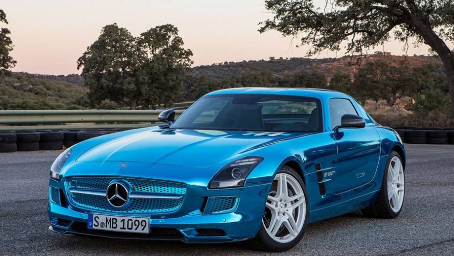 O carro é uma versão elétrica do SLS AMG | <a href="https://preprod.quatrorodas.abril.com.br/saloes/paris/2012/mercedes-benz-sls-electric-drive-703458.shtml" rel="migration">Leia mais</a>