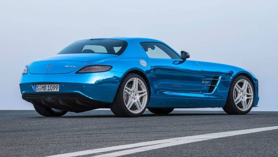 O rendimento elevado permite com que o modelo elétrico acelere aos 100 km/h em 3s9. | <a href="https://preprod.quatrorodas.abril.com.br/saloes/paris/2012/mercedes-benz-sls-electric-drive-703458.shtml" rel="migration">Leia mais</a>