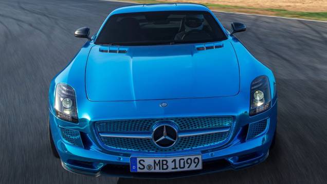 A velocidade máxima é limitada a 250 km/h | <a href="https://preprod.quatrorodas.abril.com.br/saloes/paris/2012/mercedes-benz-sls-electric-drive-703458.shtml" rel="migration">Leia mais</a> A velocidade máxima é limitada a 250 km/h | <a href="https://preprod.quatrorodas.abril.com.br/saloes/paris/2012/mercedes-benz-sls-electric-drive-703458.shtml" rel="migration">Leia mais</a>